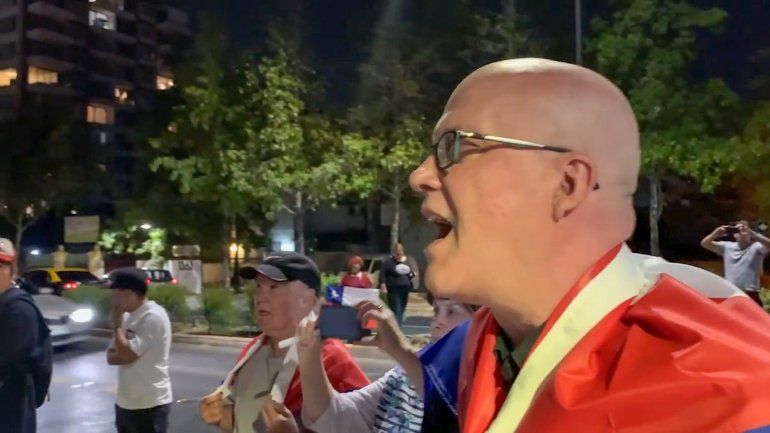 Algunos l&iacute;deres del exilio cubano se sumaron a una protesta realizada frente a la embajada castrista en Santiago de Chile.