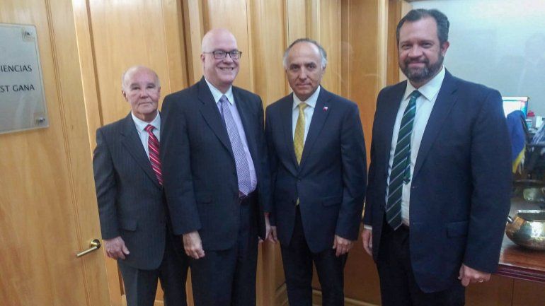 El canciller chileno, Teodoro Ribera Neumann, recibió en su despacho a una delegación de la Comisión Justicia Cuba