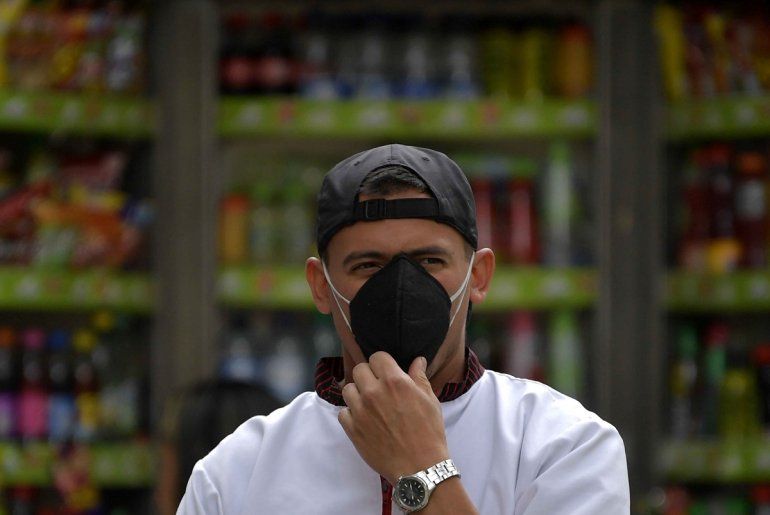 Un hombre en Colombia utiliza una máscara como medida de precaución para evitar ser afectado por la pandemia del coronovirus que afecta al mundo. 