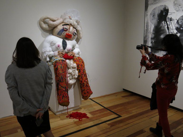 Vistantes durante un recorrido de prensa en la exposici&oacute;n "Gestos" de Mon Laferte observan la pieza &ldquo;Trinidad del Carmen&rdquo; en el Museo de la Ciudad de M&eacute;xico el mi&eacute;rcoles 11 de marzo de 2020. Se trata de la primera exposici&oacute;n de arte de Laferte. 