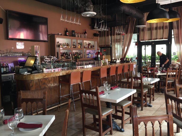 Los restaurantes de Miami-Dade permenecen ofreciendo comidas para comprar y llevar.
