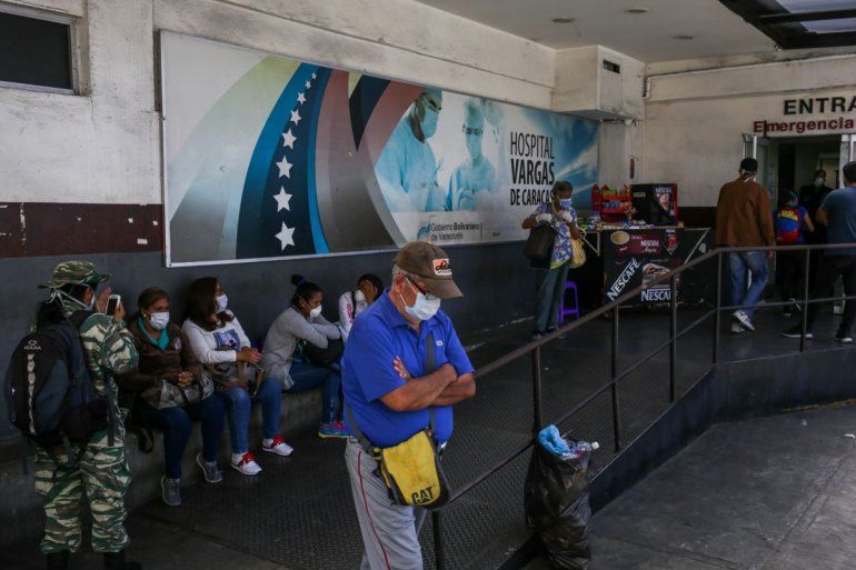 Los pacientes usan mascarillas como medida preventiva contra la propagación del nuevo coronavirus en la entrada de la sala de Emergencias en el Hospital Dr. José María Vargas, en Caracas, Venezuela, el 17 de marzo de 2020.
