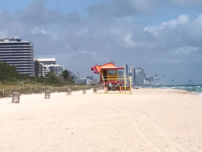 Las playas de Miami Beach colmadas siempre de visitantes, este jueves estaban cerradas y vacías por el miedo al coronavirus. 