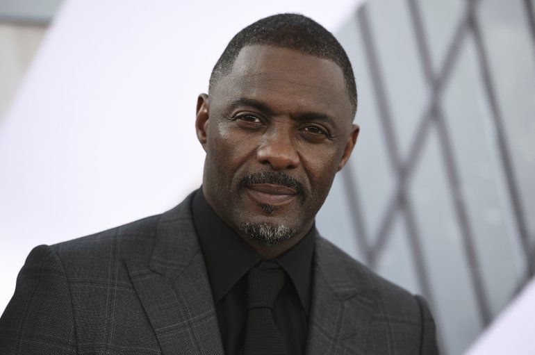 En esta foto del 13 de julio de 2019, Idris Elba llega al estreno de "Fast & Furious Presents: Hobbs & Shaw" en Los &Aacute;ngeles. Elba dijo en un post en Instagram el lunes 16 de marzo del 2020 que dio positivo a una prueba de coronavirus y est&aacute; aislado, pero que de momento no presenta s&iacute;ntomas.