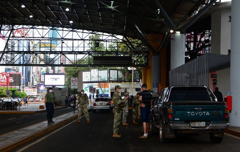 Militares se preparan para bloquear el Puente de la Amistad en Ciudad del Este, Paraguay, en la frontera con Brasil, el 18 de marzo de 2020.
