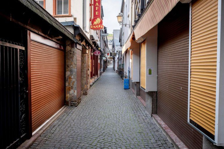 El popular pasadizo Drosselgasse con bares y restaurantes está totalmente desierto en Ruedesheim, Alemania, el viernes 20 de marzo de 2020.