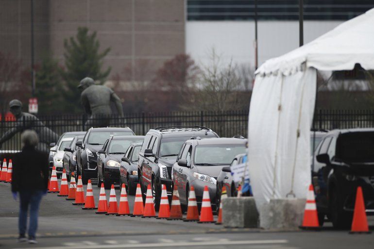 Fila de personas en vehículos que esperan a realizarse la prueba de detección del coronavirus, en Filadelfia, el 20 de marzo de 2020. 