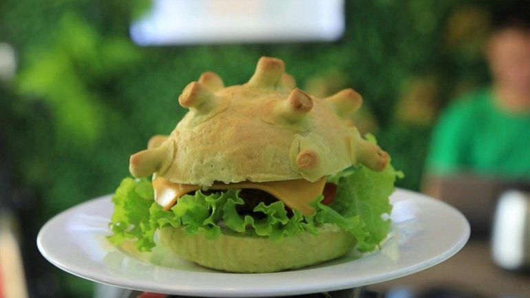 La "coronaburger" se inspira en un personaje alien&iacute;gena verde en "Toy Story", cuyas antenas principales se parec&iacute;an a la estructura qu&iacute;mica del nuevo coronavirus.