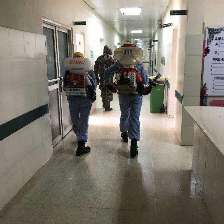 Efectivos del Ministerio de Defensa en fumigación de un hospital en San Francisco de Macorís.