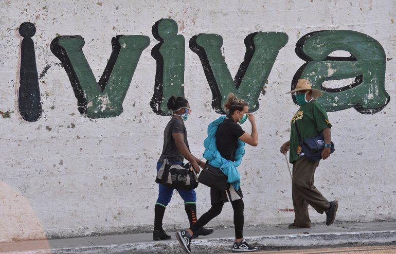 Varias personas caminan por las calles de La Habana usando máscaras ante el riesgo de contagio por coronavirus.