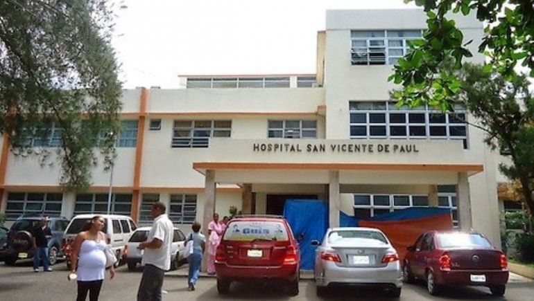 Vista frontal de uno de los hospitales de San Francisco de Macorís que se encuentran a su máxima capacidad por pacientes con COVID-19.