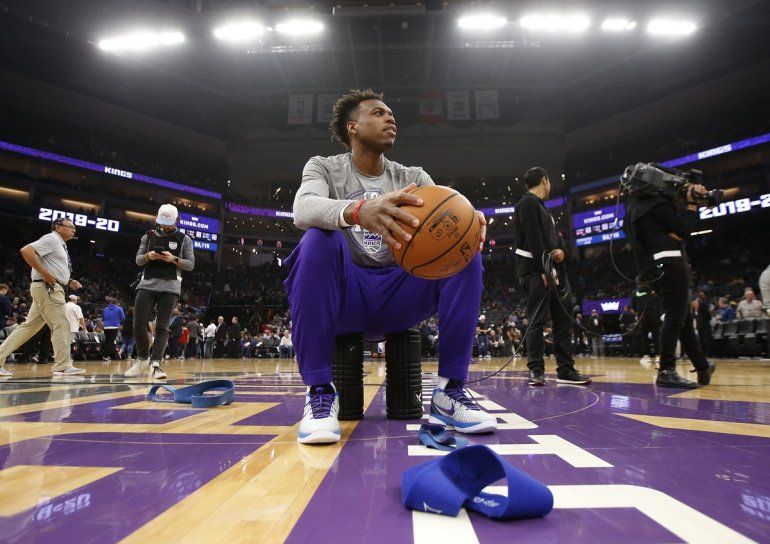 El base de los Kings de Sacramento Buddy Hield espera el 11 de marzo de 2020 tras la suspensi&oacute;n del que iba a ser el &uacute;ltimo juego de la liga despu&eacute;s de que Rudy Gobert diera positivo al COVID-19.