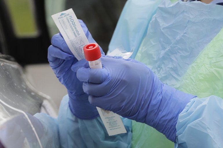 Una enfermera con equipos m&eacute;dicos para el coronavirus en un hospital en Seattle el 2 de abril del 2020. 