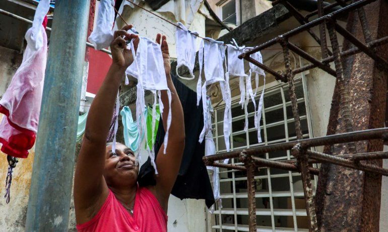 Después de lavar una mujer pone a secar al sol máscarillas faciales que hizo para distribuir entre sus vecinos con el fin de protegerse contra el coronavirus, en el barrio El Vedado en La Habana
