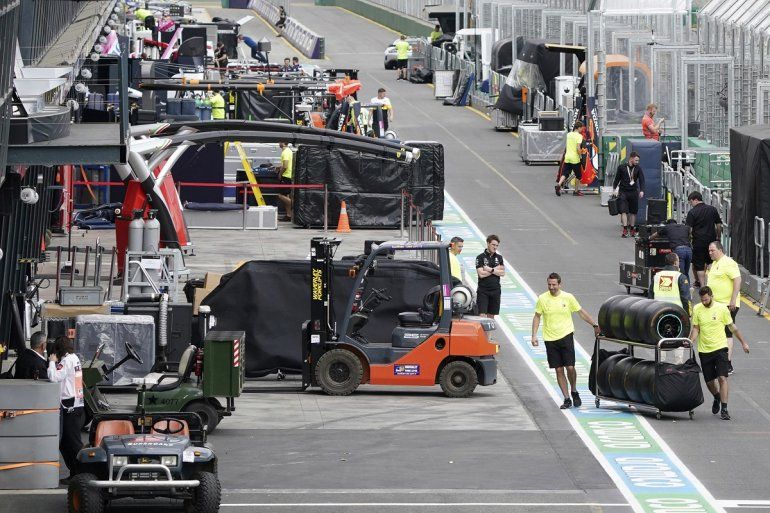 Fotograf&iacute;a del 13 de marzo del 2020 de empleados que empacan el material de competencia tras la cancelaci&oacute;n del Gran Premio de F&oacute;rmula 1 de Australia, en Melbourne. 