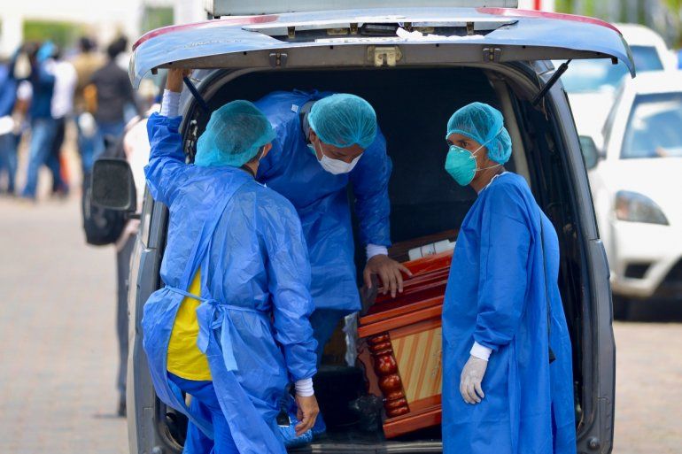  Traslado de un ataúd en el Hospital General del Guasmo de Guayaquil, Ecuador.
