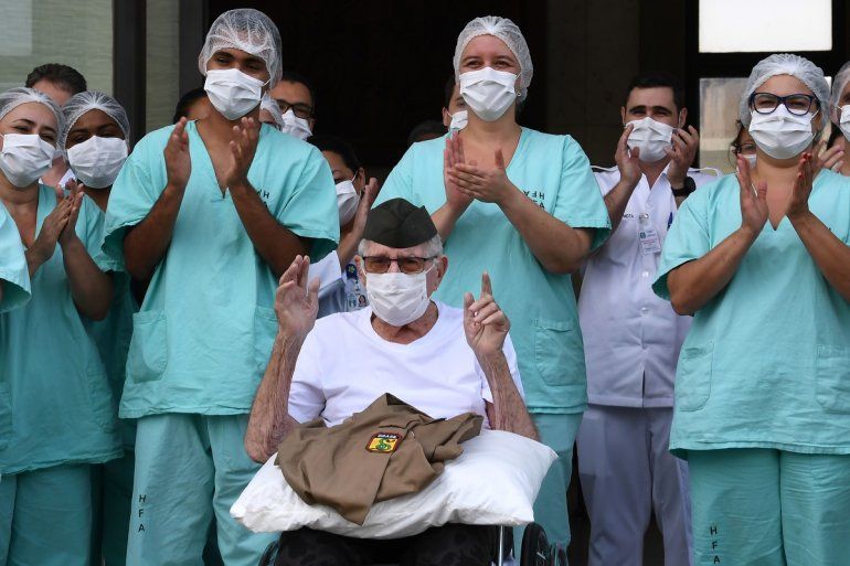 El excombatiente de la Segunda Guerra Mundial, el brasile&ntilde;o Ermando Armelino Piveta, de 99 a&ntilde;os, recibe el aplauso del personal m&eacute;dico a su salida del hospital de las Fuerzas Armadas en Brasilia, Brasil, el 14 de abril de 2020.