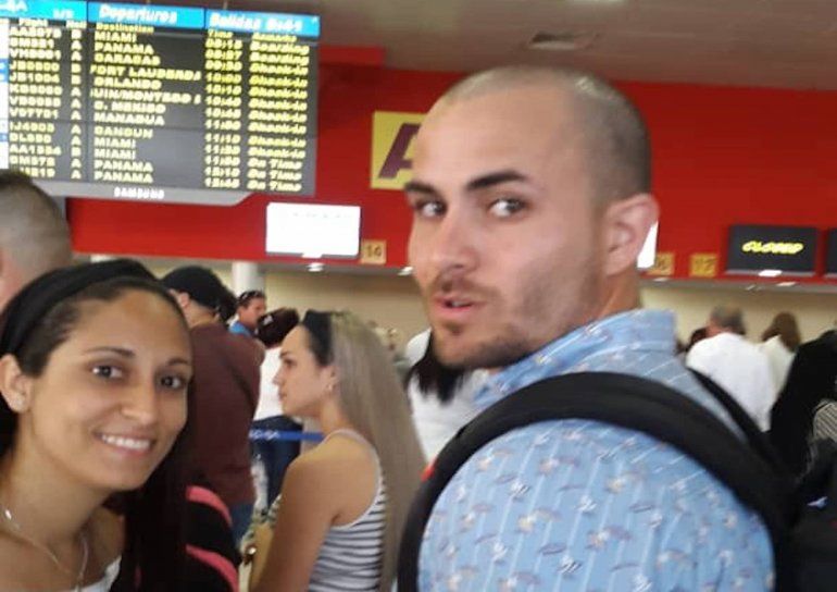 Eduardo Álvarez junto a su esposa Elizabetty León, el 17 de abril del 2019 en La Habana, antes de partir a México. 