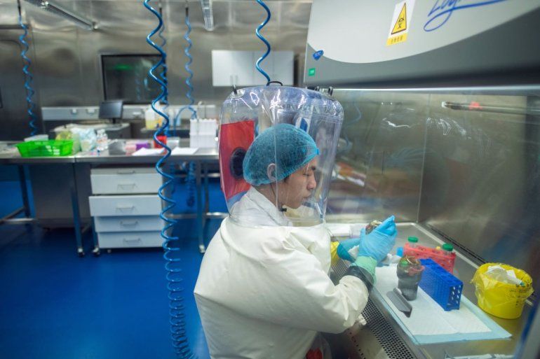 Un trabajador del laboratorio P4 en Wuhan, capital de la provincia china de Hubei.