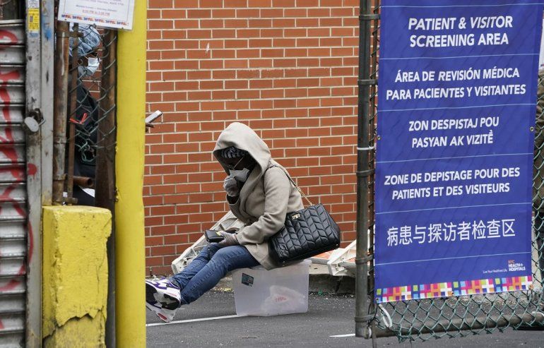 Una persona espera para hacerse la prueba del COVID-19 en un hospital de Nueva York, el 20 de abril de 2020.