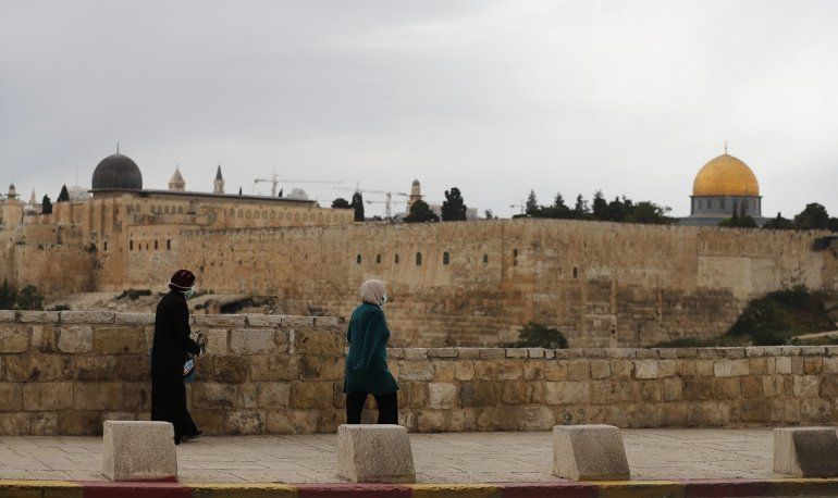 Vista del complejo de la mezquita de Aqsa, que muestra la mezquita de Aqsa (L) y la C&uacute;pula de la Roca (R) en la ciudad vieja de Jerusal&eacute;n, el 24 de abril de 2020, en plena pandemia de coronavirus. &nbsp;