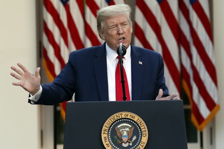 El presidente de Estados Unidos, Donald Trump, habla sobre el coronavirus en el Jard&iacute;n de Rosas de la Casa Blanca, el lunes 27 de abril de 2020 en Washington. 