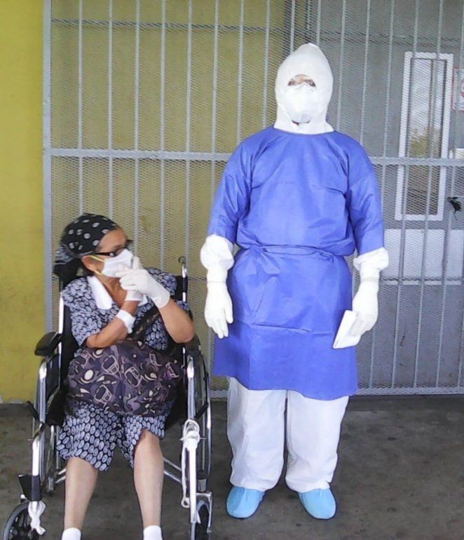En la gr&aacute;fica, uno de los pacientes recluidos por COVID-19 y luego recuperados de la enfermedad, mientras sale del Hospital Marcelino V&eacute;lez en la Rep&uacute;blica Dominicana.