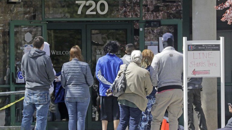 Como resultado de la pandemia de COVID-19, muchas m&aacute;s personas han acudido a las oficinas de empleo.