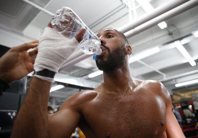 En foto de archivo del 11 de enero del 2017 el campeón de peso medio de la Federación Internacional de Boxeo James DeGale durante un entrenameinto en Nueva York. El 6 de mayo del 2020 el Consejo de Control del Boxeo Británico dijo que están trabajando en mecanismos de seguridad, incluyendo un aparato para que los boxeadores escupan de manera segura para regresar a las actividades en julio. 