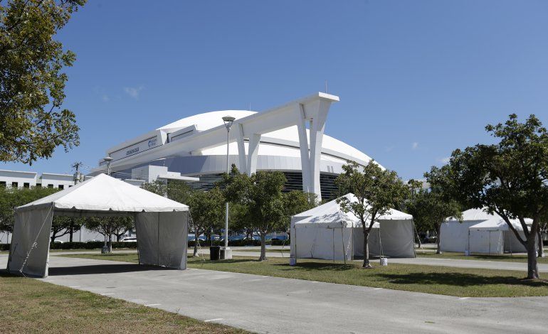 La foto de finales de marzo del 2020 muestra las carpas instaladas frente al Marlins Park en Miami para  pruebas del coronavirus. 