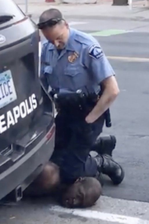 Foto tomada de un video hecho por Darnella Frazier que muestra cuando un polic&iacute;a blanco inmoviliza a un sospechoso negro que hab&iacute;a sido detenido por error el 25 de mayo del 2020 en Minneapolis. El agente no disminuy&oacute; la presi&oacute;n a pesar de que el individuo dec&iacute;a que no pod&igrave;a respirar y provoc&oacute; su muerte. 