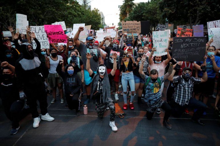 Protesta en Las Vegas el 30 de mayo de 2020 por la muerte de George Floyd, un hombre negro que murió asfixiado estando detenido por la policía el pasado 25 de mayo en Minneapolis. Las autoridades de salud temen que las protestas aumenten los contagios de coronavirus.