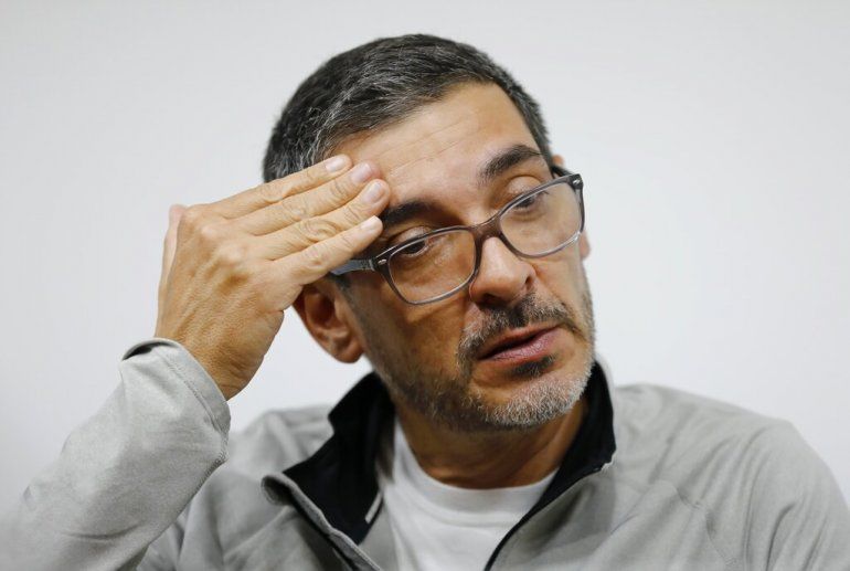 Carlos Villamizar, un vicepresidente de DirecTV en Venezuela, hace declaraciones a la prensa antes de entregarse a las autoridades en Caracas, el viernes 5 de junio de 2020.