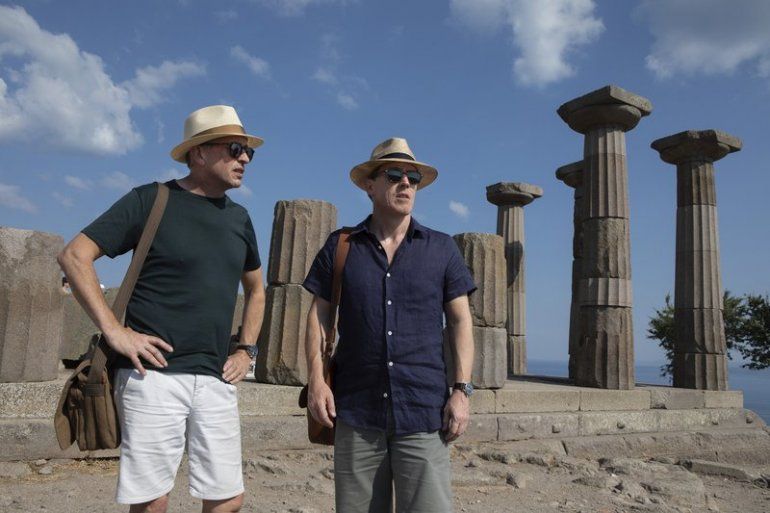 En esta imagen difundida por IFC Films, Rob Brydon, a la derecha, y Steve Coogan en una escena de "The Trip to Greece". Película estrenada en pandemia.  