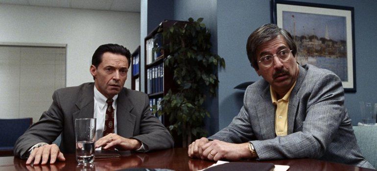 En esta imagen difundida por HBO, Hugh Jackman, a la izquierda, y Ray Romano en una escena de "Bad Education". 
