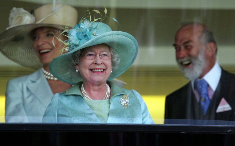 En esta foto de archivo del mi&eacute;rcoles 21 de junio de 2006, la Reina Isabel II de Gran Breta&ntilde;a, en el centro, con el Pr&iacute;ncipe Michael de Kent y la Princesa Michael de Kent celebran despu&eacute;s de que el caballo Ouija Board gan&oacute; las Estacas del Pr&iacute;ncipe de Gales en el segundo d&iacute;a de la Royal anual Reuni&oacute;n de la carrera de caballos Ascot, en Ascot, Inglaterra. 