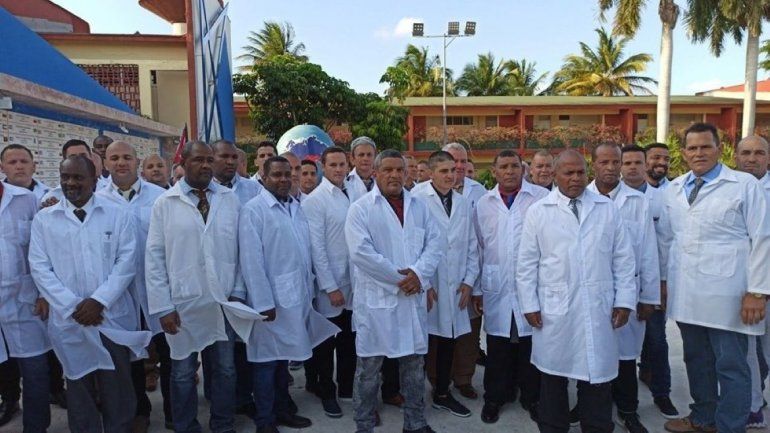 Foto de una parte de la brigada de m&eacute;dicos y enfermeros que Cuba envi&oacute; a Lombard&iacute;a, Italia, para combatir el coronavirus.