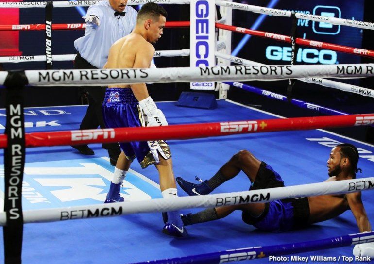 El cubano Robeisy Ramirez mira al dominicano Yeuri Andujar luego de haberlo tirado a la lona el 9 de junio del 2020. 