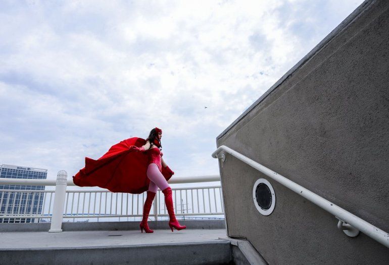 Gillian Owen, vestida como Scarlet Witch, posa durante la Comic-Con Internacional el 20 de <a href=