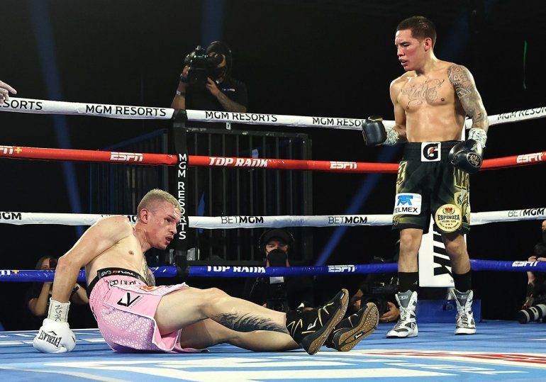 El mexicano Oscar Valdez mira a su rival, luego de tirarlo a la lona, la noche del martes 21 de julio en Las Vegas. 