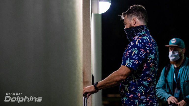 Ryan Fitzpatrick, enmascarado, llega al campamento de entrenamiento de los Dolphins el lunes 27 de julio del 2020. 
