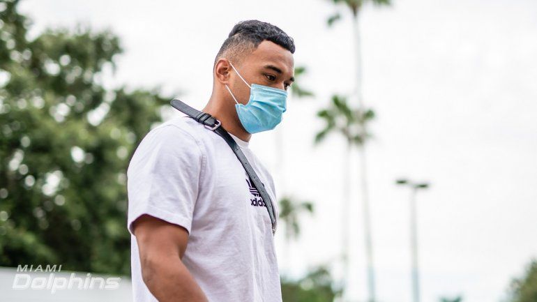 Tua Tagovailoa, de 22 años, el quarterback elegido por los Dolphins en su primer turno del Draft 2020 de la NFL llega al campamento de entrenamiento de los Dolphins el lunes 27 de julio del 2020. 