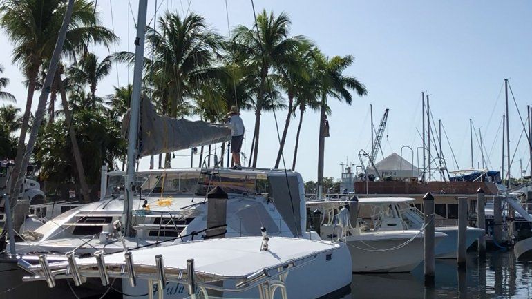 Una persona recoge la vela de una embarcación en una marina de Miami.