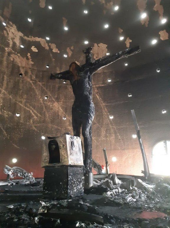  La imagen de la Sangre de Cristo y el Santísimo que resultó quemada tras el atentado a la Catedral de Managua.
