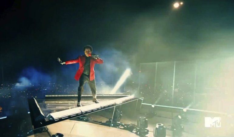  En esta captura de video emitida el domingo 30 de agosto de 2020 por MTV, The Weeknd presenta "Blinding Lights" durante los MTV Video Music Awards. 