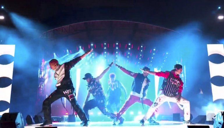 En esta captura de video emitida el domingo 30 de agosto de 2020 por MTV, CNCO realiza "Beso" durante los MTV Video Music Awards. 