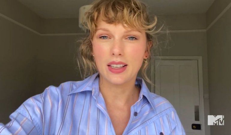 En este video publicado el domingo 30 de agosto de 2020 por MTV, Taylor Swift acepta el premio a la mejor direcci&oacute;n por "The Man" durante los MTV Video Music Awards. 