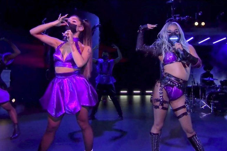 En esta captura de video emitida el domingo 30 de agosto de 2020 por MTV, Ariana Grande, izquierda, y Lady Gaga interpretan "Rain On Me" durante los MTV Video Music Awards. 