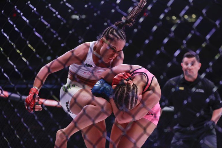 Valerie Loureda, izquierda, le entrega un rodillazo a Larkyn Dasch durante la segunda ronda de una pelea de artes marciales mixtas de peso mosca en Bellator 222 el viernes 14 de junio de 2019 en Nueva York.&nbsp;Loureda gan&oacute; la pelea.&nbsp;