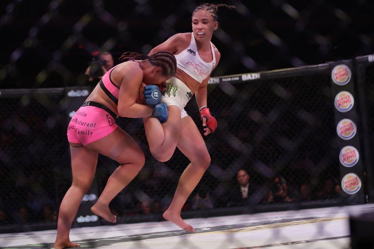 Larkyn Dasch, izquierda, lidia con Valerie Loureda durante el tercer asalto de una pelea de artes marciales mixtas de peso mosca en Bellator 222 el viernes 14 de junio de 2019 en Nueva York.&nbsp;Loureda gan&oacute; la pelea